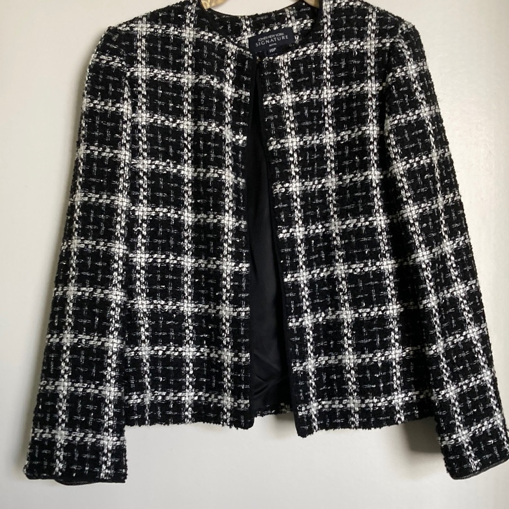 Signature Jones New York size 10P black & white jacket. Excellent condition.